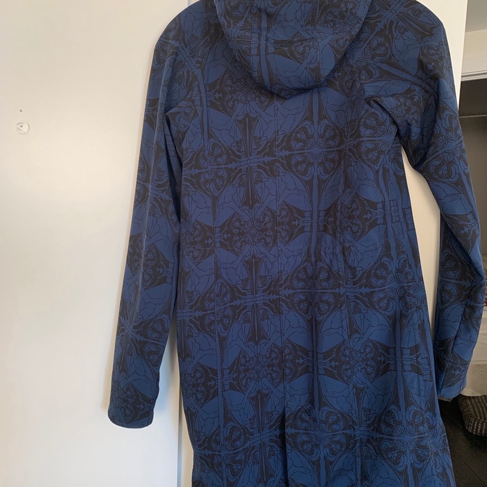 LuLuLemon coat.   Size 4.